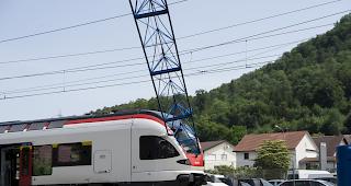 Ein S-Bahn-Zug steht still, nachdem ein Baukran am fr&uuml;hen Samstagmorgen auf ihn gest&uuml;rzt ist. 