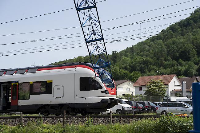 Ein S-Bahn-Zug steht still, nachdem ein Baukran am frühen Samstagmorgen auf ihn gestürzt ist. 