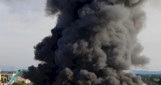Bei einem Grossbrand in Deutschlands gr&ouml;sstem Freizeitpark - dem Europa-Park in Rust - mit Rauchschwaden bis in den Himmel ist ein Millionenschaden entstanden. 