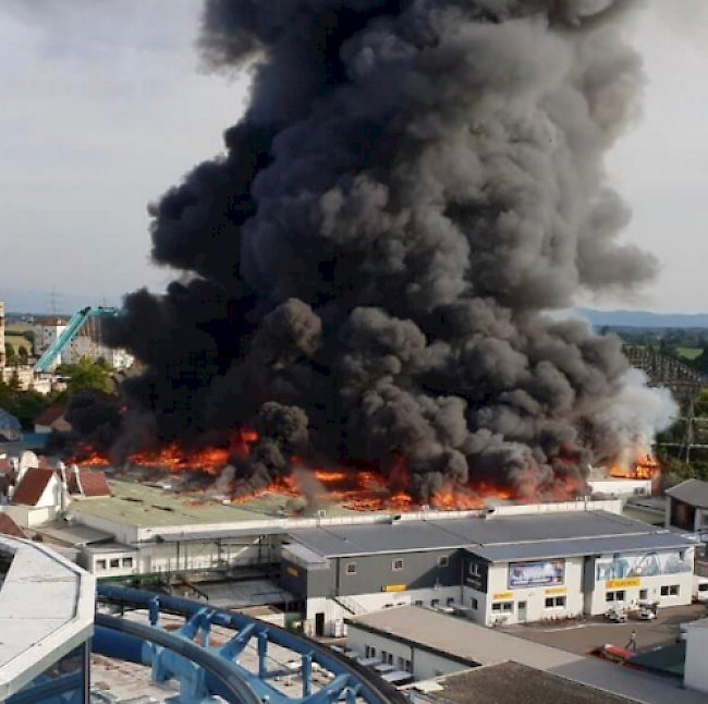 Nach einem Grossbrand ist am Samstag der Europapark in Rust evakuiert worden