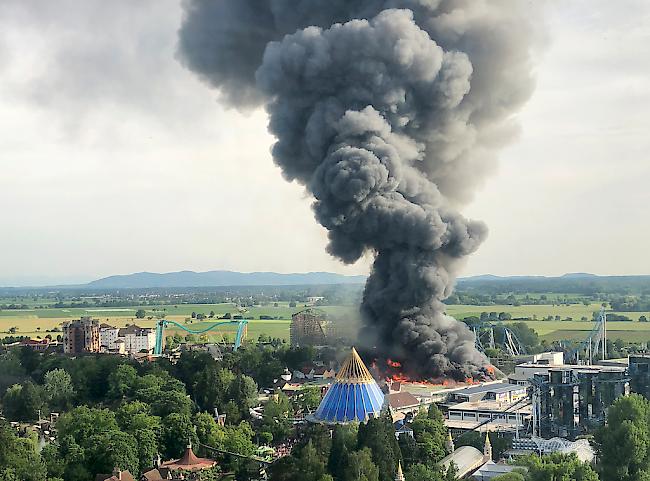 Im Europapark brennt eine Lagerhalle. Der Park musste komplett geräumt werden.