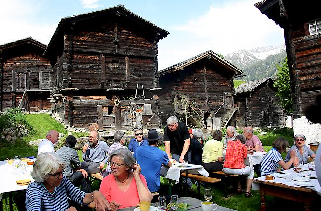 Angeregte Buchvernissage auf dem Dorfplatz Ammern.