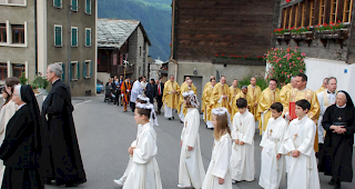 Der feierliche Umzug auf dem Weg zur Kirche.