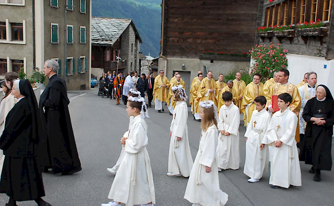 Der feierliche Umzug auf dem Weg zur Kirche.