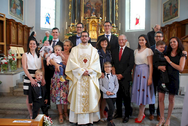 Im Kreise der Familie. Jungpriester Benjamin Schmid hat fünf Geschwister.
