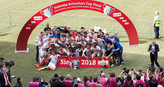 Die Spieler des FCZ feiern den Sieg im Schweizer Cup-Final gegen Meister YB.