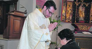 Benjamin Schmid segnet nach seiner ersten heiligen Messe seine 97-j&auml;hrige Grossmutter Anna Schmid. 