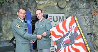 Handshake. Vor der Natischer Festung aus dem Zweiten Weltkrieg: Oberstleutnant im Generalstab Robert-Peter Eyer (links) &uuml;bergibt die Pr&auml;sidentschaft der OGO an Hauptmann Diego Heinen.  