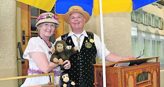 Vor dem Abschlusskonzert. Drehorgelspieler-Paar an der oberen Bahnhofstrasse.  