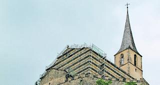 Zweite Bauetappe. Aufgrund der erforderlichen Sanierungsmassnahmen an der Fassade bleibt die Burgkirche wohl bis Ende Jahr einger&uuml;stet.  