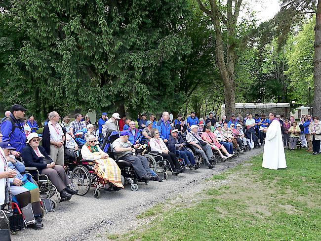 Kreuzweg mit den kranken Pilgern in Lourdes.