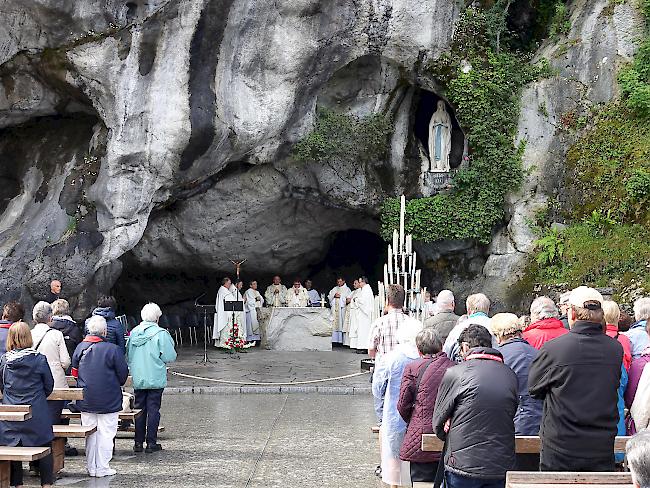 Gottesdienst der Oberwalliser Pilger bei der Erscheinungsgrotte von „Massabielle“.