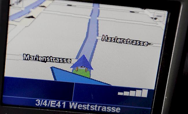 Weil ein Lieferwagenfahrer dem Navi-Gerät blindlings vertraute, blieb sein Fahrzeug in unwegsamem Gelände stecken. 