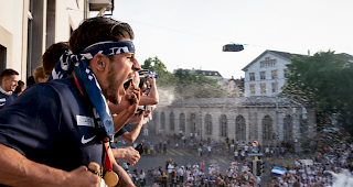 Auf dem Balkon des Volkshauses, auf dem sich die Spieler versammelten, wurde eine Fackel gez&uuml;ndet.