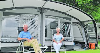 Treue G&auml;ste. Piet (70) und Geppie Tolsma (69) vor ihrem neuen Wohnwagen samt Vorzelt auf dem Campingplatz in Visp.  