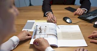 Beim Schuldenmachen steht bei M&auml;nnern der Konsum im Vordergrund. Bei Frauen handelt es sich oft um einen finanziellen Engpass. 