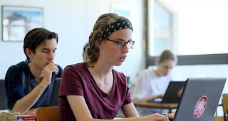 Rafaela Schinner beim Schreiben ihres Essays.