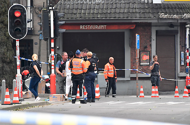 Polizisten untersuchen den Tatort in Lüttich.