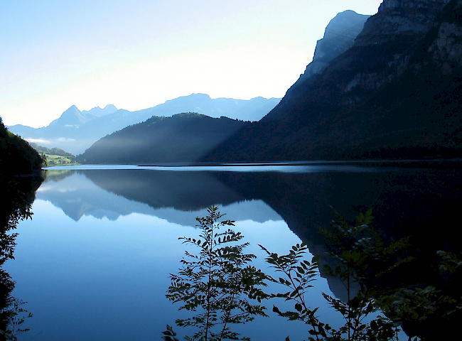 Am Dienstagmorgen ist die Leiche eines Mannes aus dem Klöntalersee im Kanton Glarus geborgen worden.