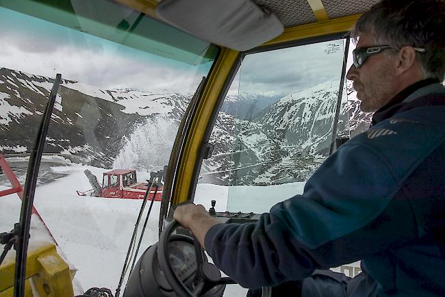 Zehn Schneefräsen stehen derzeit auf dem Nufenen, der Grimsel und auf der Furka im Einsatz.