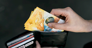 Vergleich. Gem&auml;ss SNB weist die Bev&ouml;lkerung in der Schweiz insgesamt ein &auml;hnliches Zahlungsverhalten auf wie die Bev&ouml;lkerung der Eurozone im Durchschnitt.