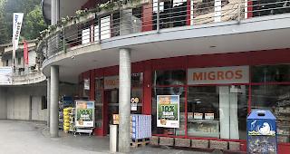Er&ouml;ffnung. Am Dienstag dieser Woche er&ouml;ffnete in Fiesch die Migros eine neue Filiale. Auf 300 Quadratmetern stehen rund 6000 Artikel im Angebot.