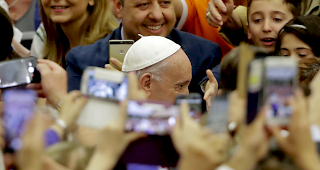 Grosser Andrang. Am 21. Juni zelebriert das Oberhaupt der r&ouml;misch-katholischen Kirche in den Genfer Palexpo-Hallen eine Messe. Die 41