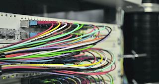 Stufe um Stufe. Die erste Etappe des Generationenprojekts ist so gut wie abgeschlossen. Bis 2021 sollen knapp 30000 Haushalte und Gesch&auml;fte an das Oberwalliser Glasfasernetz angeschlossen werden. 