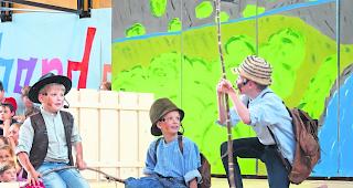 Klassiker. Tom Sawyer und seine Freunde rasseln durch Glis. 