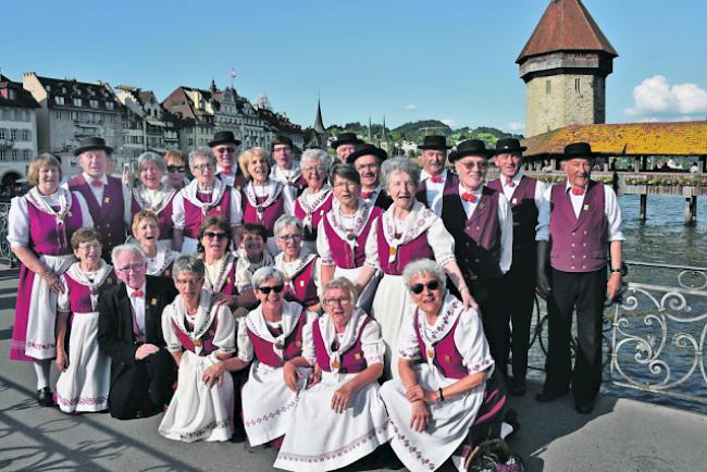 Unterwegs. Der Chor vor der Luzerner Kapellbrücke. 