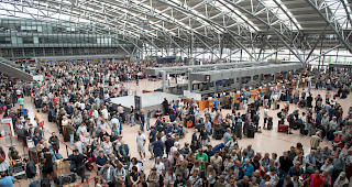Reisende w&auml;hrend des Blackouts am Hamburger Flughafen