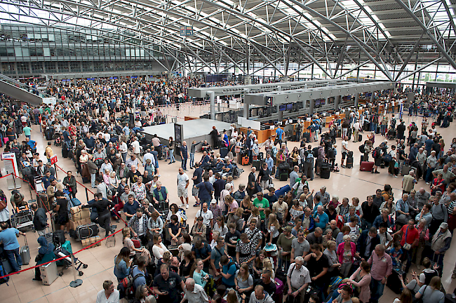 Reisende während des Blackouts am Hamburger Flughafen