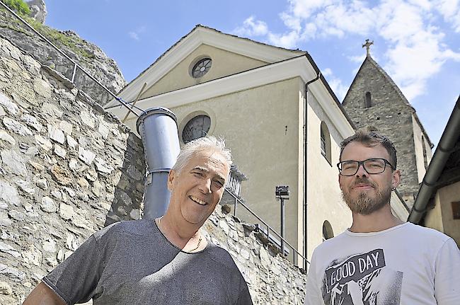 Restaurator Roland Lochmatter (l.) steht mit Gemeinderat Rinaldo Steiner vor der Kirche in Niedergesteln.