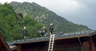 Schneller Zugriff. Am Sonntag fing im Dorfzentrum von Mund ein Dach eines zweist&ouml;ckigen Holzhauses Feuer. Rund 40 Einsatzkr&auml;fte der Feuerwehr Naters konnten ein &Uuml;bergreifen auf andere Geb&auml;ude verhindern.