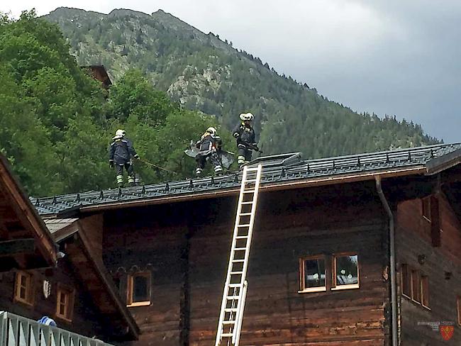 Schneller Zugriff. Am Sonntag fing im Dorfzentrum von Mund ein Dach eines zweistöckigen Holzhauses Feuer. Rund 40 Einsatzkräfte der Feuerwehr Naters konnten ein Übergreifen auf andere Gebäude verhindern.