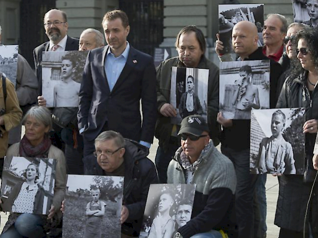 Fordern Wiedergutmachung. Ehemalige Verdingkinder und Opfer von fürsorgerischen Massnahmen posieren vor dem Bundeshaus. (Archivbild)