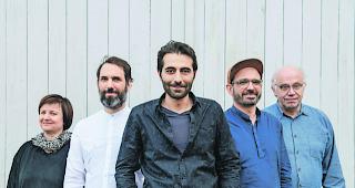 Vielseitig. Von rechts: Christoph Baumann, Luca Sisera, Bahur Ghazi, Dario Sisera und Patrizia Draeger beweisen am Freitag im Kellertheater die Vielseitigkeit von &laquo;Palmyra&raquo;. 