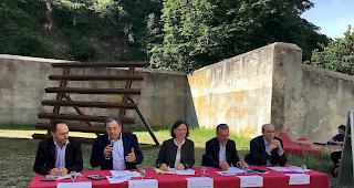 Die Organisatoren haben heute Morgen das Ausstellungsprojekt RISK vorgestellt. Von links nach rechts: Damian Elsig, Direktor der Mediatheken; Jacques Cordonier, Chef der Dienststelle f&uuml;r Kultur; Esther Waeber-Kalbermatten, Vorsteherin DGSK; Pascal Ruedin, Direktor der Kantonsmuseen; Alain Dubois, Kantonsarchivar.