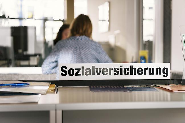 Das von National- und Ständerat in der Frühjahrssession verabschiedete Gesetz erlaubt es Sozialversicherungen, Versicherte bei Verdacht auf Missbrauch durch Detektive zu überwachen. 