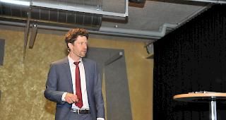 Beat Stamm von der BAK Economics AG pr&auml;sentiert die Studienergebnisse im Zeughaus Kultur in Brig-Glis.