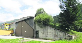 Einer von vier. Hangar auf dem Flugplatz-Areal Ulrichen.  