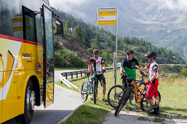 Die Velotransporter von PostAuto sind bei den Bikern sehr beliebt.