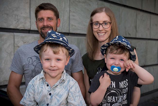 Renzo (40), Caroline (30), Enzo (5) und Yito Gnesa (3), Hohtenn.