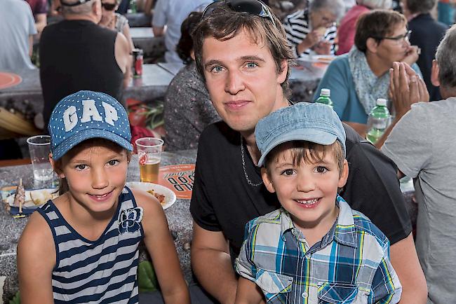 Lara (10), Luca (31) und Amadeo Jordan (4), Glis.