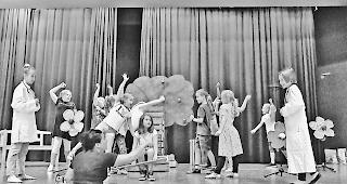 Bereit f&uuml;r die Premiere. Fleissig geprobt ist halb aufgef&uuml;hrt  &ndash;  dies gilt auch f&uuml;r den Kinderchor &laquo;NicolaiSis&raquo; und sein Musical &laquo;Das Apfelkomp(l)ott&raquo;. 