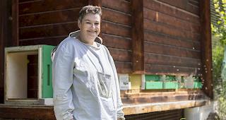 Die Imkerin Sandra Lochmatter in ihrer Heimat Rotafen. 