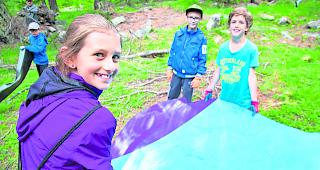 Farblich passend. Drittkl&auml;ssler der Primarschule Saas halfen tatkr&auml;ftig mit  &ndash;  und verloren dabei ihr L&auml;cheln nicht. 