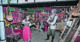 Zeitreise. Das alte Dorf wird sich in einen Mittelaltermarkt verwandeln. 