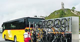Bei Bikern beliebt. Die Velotransporter von PostAuto. 