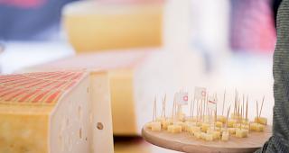 Die K&auml;sesorten Emmentaler und Gruy&egrave;re sind auch jenseits der Schweizer Grenze beliebt. 